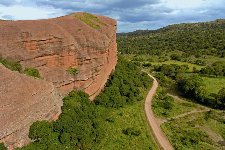 Cuevas, cerros y reservas naturales hacen de este rincón cordobés un lugar cargado de energía y misterio. Cuevas, cerros y reservas naturales hacen de este rincón cordobés un lugar cargado de energía y misterio.
