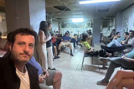 José María Videla Sáenz en uno de los refugios de Israel. José María Videla Sáenz en uno de los refugios de Israel.