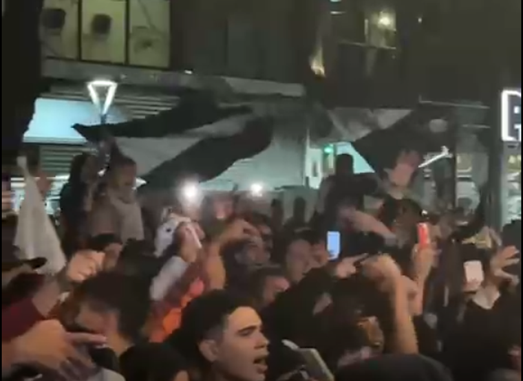 Hinchas de Gimnasia y Esgrima hicieron un banderazo en la previa del clásico ante Independiente Rivadavia.