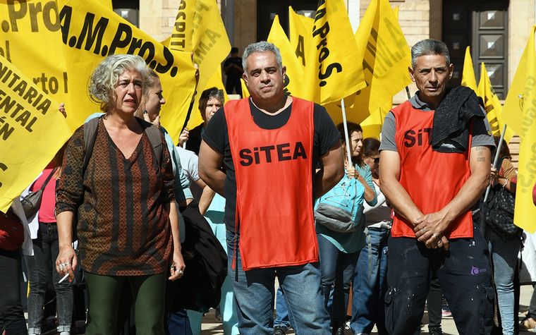 Raquel Blas con gremios protestando en Casa de Gobierno. Foto: Rodrigo DAngelo / MDZ
