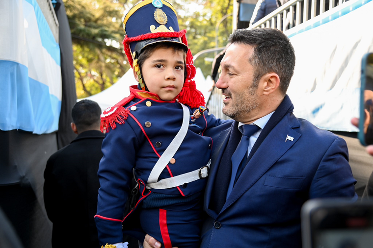 Luis Petri junto a Lorenzo, el niño granadero Foto: X @luispetri