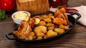 La receta destaca por usar harina fina y aceite muy caliente, logrando una fritura ligera típica del sur de España. La receta destaca por usar harina fina y aceite muy caliente, logrando una fritura ligera típica del sur de España.