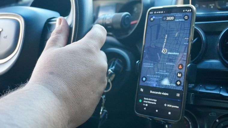 Los choferes denuncian a Uber inseguridad, caída de ingresos y falta de respuestas de la empresa.
