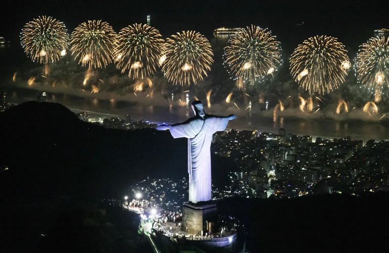 Miles de personas eligieron celebrar el Año Nuevo en Brasil. Miles de personas eligieron celebrar el Año Nuevo en Brasil.