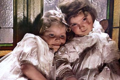 MDZol | Foto de 1906.Primer autocroma, tomado en color hace 117 años por los hermanos Lumière. Utiliza su propio proceso de fotografía en color que habían patentado 3 años antes. Las dos niñas son sus sobrinas, Dette y Louloune. no esta coloreado, explica Babel