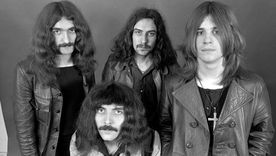 Geezer Butler, Tony Iommi, Bill Ward y Ozzy Osbourne formaron Earth, la banda que en 1968 sería rebautizada como Black Sabbath. Geezer Butler, Tony Iommi, Bill Ward y Ozzy Osbourne formaron Earth, la banda que en 1968 sería rebautizada como Black Sabbath.
