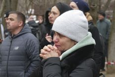 La gente reacciona mientras los rescatistas ucranianos trabajan en el sitio de un edificio residencial dañado después de un ataque nocturno en la ciudad sureña de Odesa, Ucrania. Foto: EFE/EPA/IGOR TKACHENKO 45466