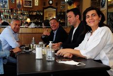 Alfredo Cornejo y los legisladores nacionales Pamela Verasay, Rodolfo Suarez y Mariana Juri. A la derecha también está el ministro de Educación, Tadeo García Zalazar.&nbsp; 