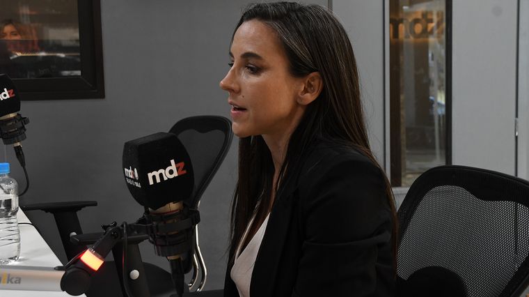 Mercedes Rus en el estudio de Radio MDZ. Mercedes Rus en el estudio de Radio MDZ.