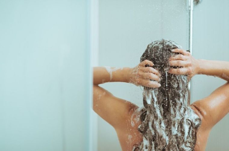 Con este método casero de lavado eliminarás el cabello graso. Foto: Shutterstock