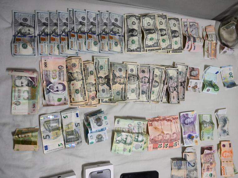 Todos los elementos incautados por la Policía de la Ciudad de Buenos Aires cuando allanaron a los ladrones. Todos los elementos incautados por la Policía de la Ciudad de Buenos Aires cuando allanaron a los ladrones.