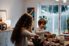 Propuesta divertida: los niños pueden ayudarte a cocinar en su día.