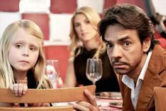 Eugenio Derbez con Loreto Peralta en una de las escenas de la película No se aceptan devoluciones.