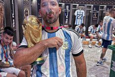 El Kun, con el habano y la Copa en la otra mano. Foto: Instagram