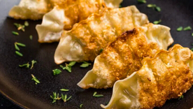 Aunque la receta tradicional se hace a la plancha y al vapor, también pueden cocinarse solo al vapor o fritas. Aunque la receta tradicional se hace a la plancha y al vapor, también pueden cocinarse solo al vapor o fritas.