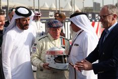 Jackie Stewart y el casco firmado por Schumi. Foto: EFE