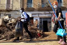 Un batallón de voluntarios se desplaza cada día hasta las zonas afectadas para ayudar en las tareas de limpieza.