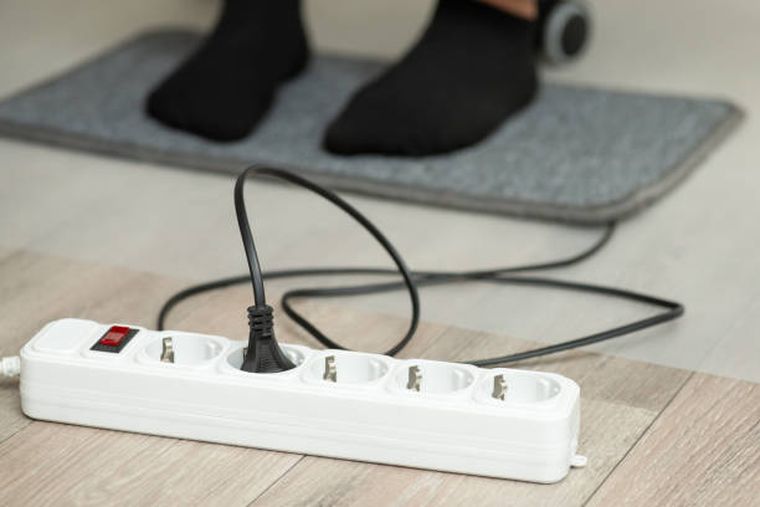 Cosas que no deberías enchufar en una zapatilla. Cosas que no deberías enchufar en una zapatilla.