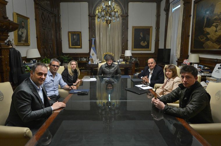 Manuel Adorni, Martín Menem, Karina Milei, Guillermo Francos, Patricia Bullrich y Santiago Caputo: la nueva mesa política nacional de Javier Milei. Las caras lo dicen todo. 