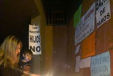 Con nuestros hijos no, reza uno de los carteles protagonista de la vigilia.