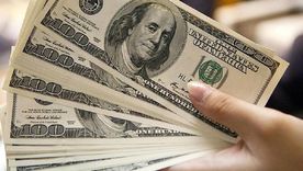 El dólar cae.