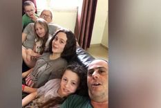 Maayan (centro) murió en el ataque de Hamás a Israel el 7 de octubre. El padre, Tsachi (sentado en el extremo derecho) fue secuestrado. Foto: FOTO FAMILIAR