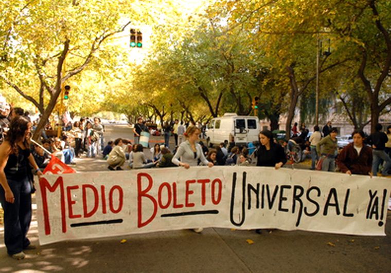 Los estudiantes realizaron su última marcha el martes hacia Casa de Gobierno. Foto: Nacho Gaffuri / MDZ