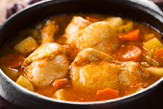 Delicioso pollo a la cazuela con papas y zanahorias Foto: Shutterstock