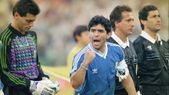 Con Goyco a su lado y el árbitro mexicano de fondo, Diego Maradona y una histórica arenga tras los silbidos al himno argentino en Roma antes de la final del Mundial de Italia 1990. Con Goyco a su lado y el árbitro mexicano de fondo, Diego Maradona y una histórica arenga tras los silbidos al himno argentino en Roma antes de la final del Mundial de Italia 1990.