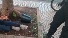 Una mujer fue golpeada por una maceta en Rosario. Una mujer fue golpeada por una maceta en Rosario.