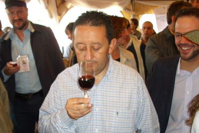 MDZol | El gobernador saborea un vino en la Fiesta de la Ganadería. Foto: MDZ