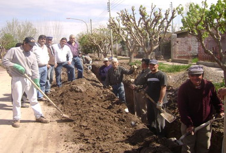 Mario Abed presencia el trabajo de vecinos y empleados municipales. Foto: Prensa Junín