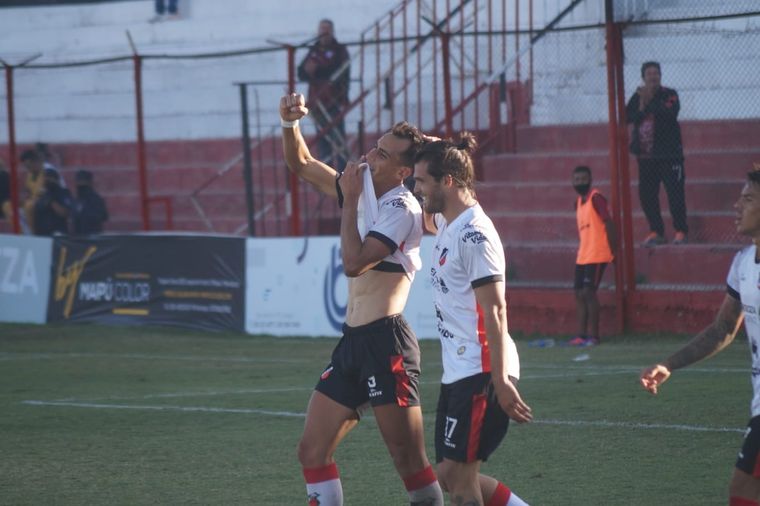 Bruno Nasta festeja uno de sus goles. Foto: Prensa Deportivo Maipú