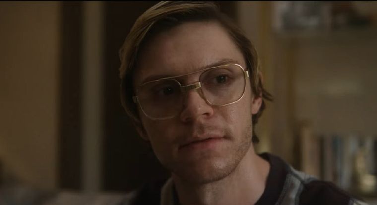 Evan Peters es Jeffrey Dahmer, un monstruo real, en la nueva serie de Netflix. Foto: Captura de Pantalla