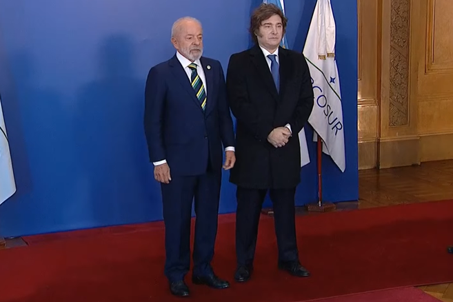 Javier Milei y Lula da Silva en una cumbre de presidentes del Mercosur.