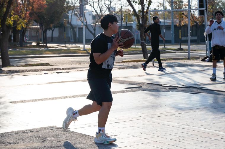 La Gloria, Dorrego Street y The Wizards organizaron partidos solidarios para demostrar que el básquet también acompaña fuera de la cancha. La Gloria, Dorrego Street y The Wizards organizaron partidos solidarios para demostrar que el básquet también acompaña fuera de la cancha.