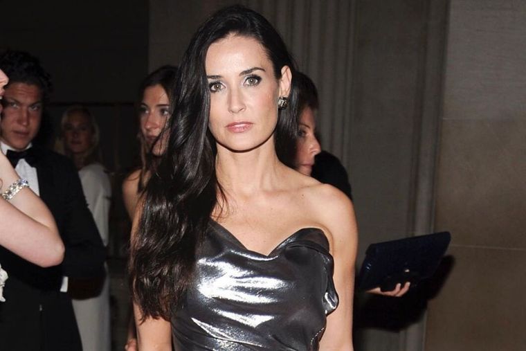 Sin pantalón y con medias de red: la foto de Demi Moore de la que todos hablan