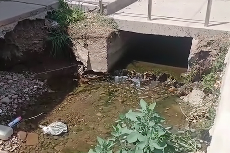Vecinos alertaron por un socavón de grandes dimensiones en calle Tirasso y carril Godoy Cruz. Vecinos alertaron por un socavón de grandes dimensiones en calle Tirasso y carril Godoy Cruz.