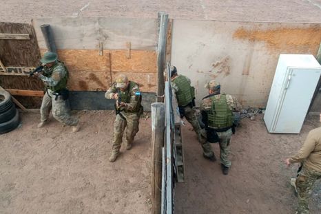 Efectivos de las Fuerzas de Operaciones Especiales recibieron una capacitación para abordar situaciones críticas dentro de establecimientos educativos. Efectivos de las Fuerzas de Operaciones Especiales recibieron una capacitación para abordar situaciones críticas dentro de establecimientos educativos.