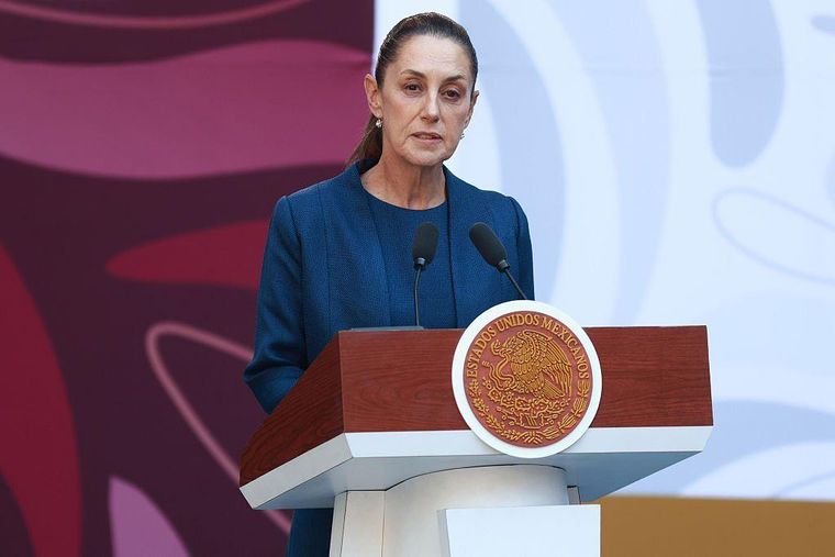 "A nuestras paisanas y paisanos hay que decirle, primero, que no están solos", proclamó la presidenta Claudia Sheinbaum al presentar México te Abraza.