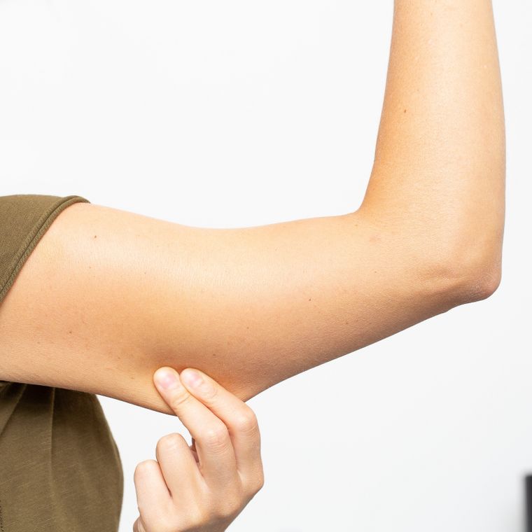 Este ejercicio sólo dará frutos si no levantas demasiado alto el peso. Foto: Shutterstock