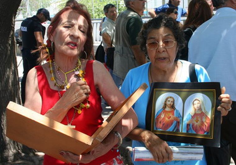 Las fanáticas rezan por su ídolo. Foto: Pachy Reynoso / MDZ