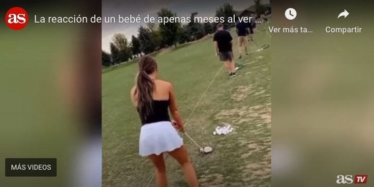 La mamá que hace reír a su bebé mientras juega al golf.