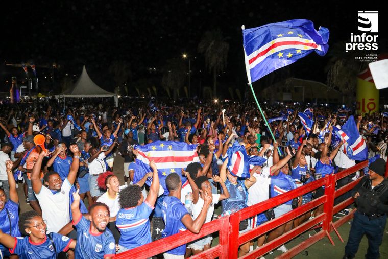 Así festejaron anoche en una de las islas de Cabo Verde el pase a instancias decisivas en la Copa del Mundo. Así festejaron anoche en una de las islas de Cabo Verde el pase a instancias decisivas en la Copa del Mundo.