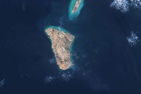 La isla de Jark, ubicada a unos 28 kilómetros de la costa iraní, es la terminal petrolera más importante de Irán. La isla de Jark, ubicada a unos 28 kilómetros de la costa iraní, es la terminal petrolera más importante de Irán.