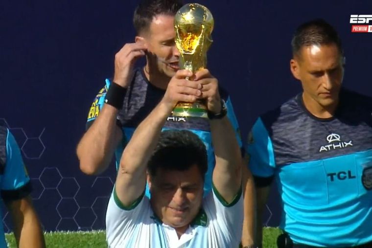 Passarella fue homenajeado en una cancha del fútbol argentino.