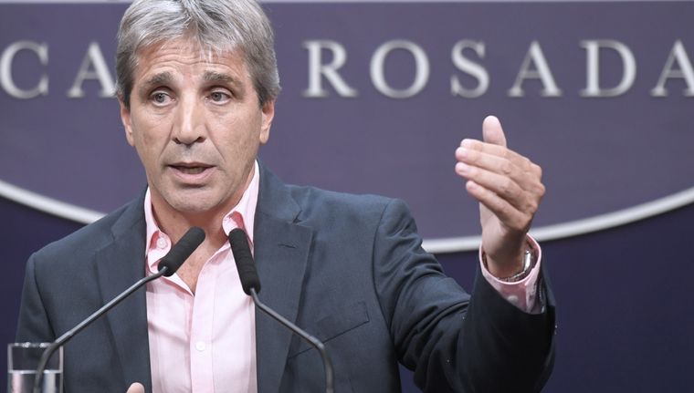 El ministro Luis Caputo buscará mantener a raya el tipo de cambio