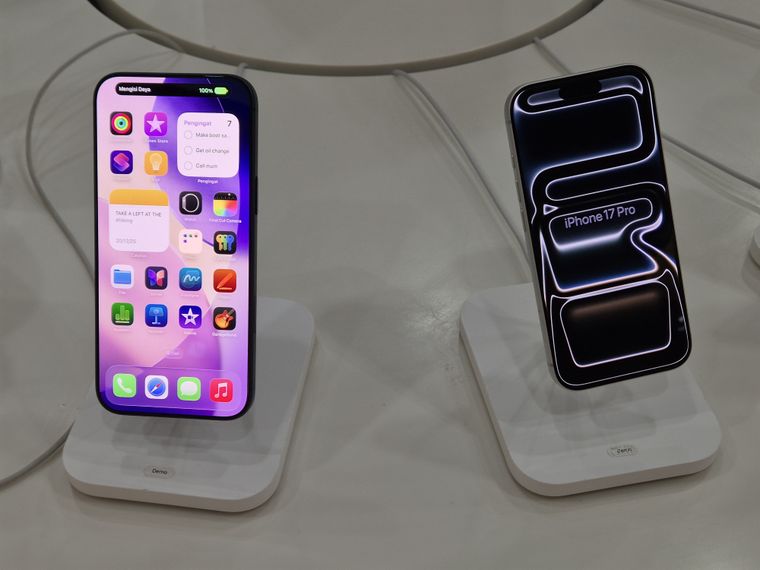Apple busca que el iPhone del vigésimo aniversario sea el primer modelo con pantalla completa y sensores invisibles. Apple busca que el iPhone del vigésimo aniversario sea el primer modelo con pantalla completa y sensores invisibles.