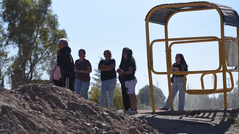 Vecinos de Luján esperan el colectivo para ir a votar lejos de su casa. 