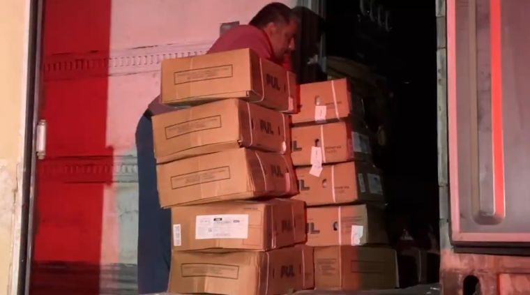 El camión robado, con su carga intacta, fue recuperado en una parcela de Lampa. Foto: Carabineros Chile